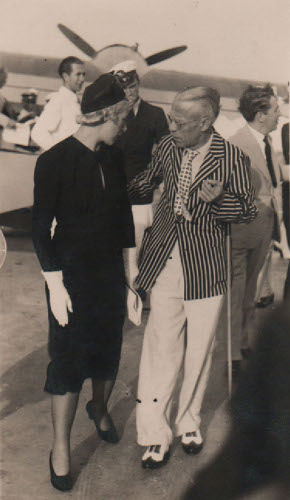 Con su hermano Alfonso Villegas Restrepo, ca. 1937. Colección particular.